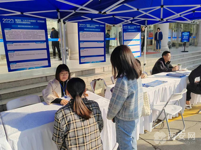 雁塔區(qū)人社局舉辦“人社工作進(jìn)園區(qū)”暨公共就業(yè)創(chuàng)業(yè)服務(wù)驛站授牌儀式， 推動公共就業(yè)服務(wù)深入一線